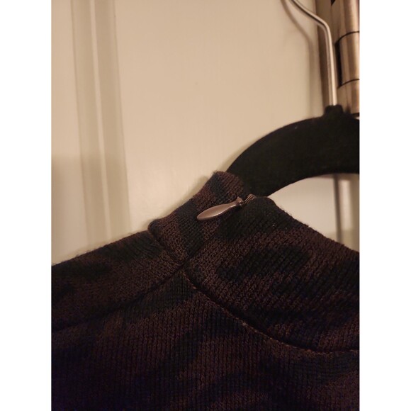 St. John Sport Tiger Print Sleeveless Mockneck Top w/ Zipper at Neck Size S - Picture 7 of 10